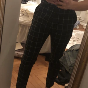 Rutiga kostymbyxor - Rutiga kostymbyxor från Weekday. Vet ej vilken storlek det är men skulle säga typ 30-40.