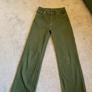 Yoko jeans - Mörkgröna vida/straight yoko jeans från monki med vita sömmar. Jättesnygga och bra skick men tyvärr lite för korta för mig(174 cm) de är storlek 30 och passar mig med M bra i midjan. Skriv för fler bilder eller frågor❤️👌🏻