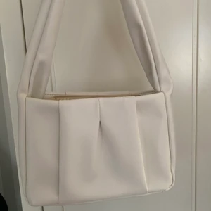Vit axelremsväska - Säljer denna fina väska från Shein🤍🤍 Den har flera innerfack och är oandvänd. 