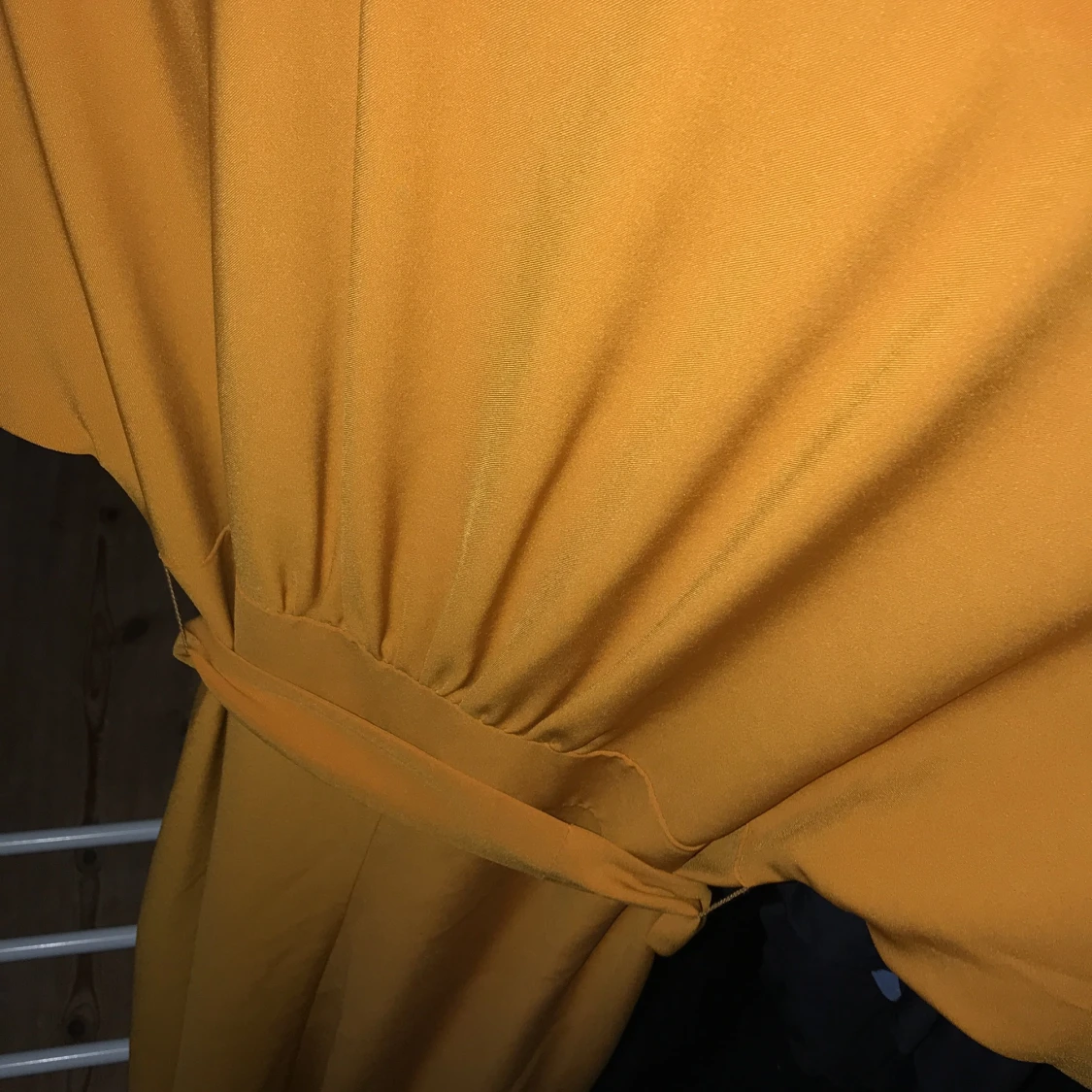 Lång orange klänning med knappar - 90