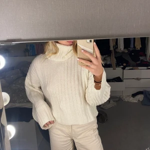 stickad tröja från gina tricot - En jättemysig tröja i strl xs, dock stor så passar en S och med stor säkerhet M också. Nypris 300kr, säljer för 150kr.