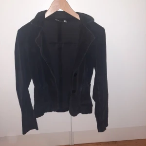 Jacka - En fin svart jacka. Jag använde förra våren. Bra skick. För fler bilder kom privat 