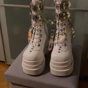 Demonias skor Eternal- 115 - Aldrig använt har bara provat dem hemma. Dem är ganska sköna, 15cm höga