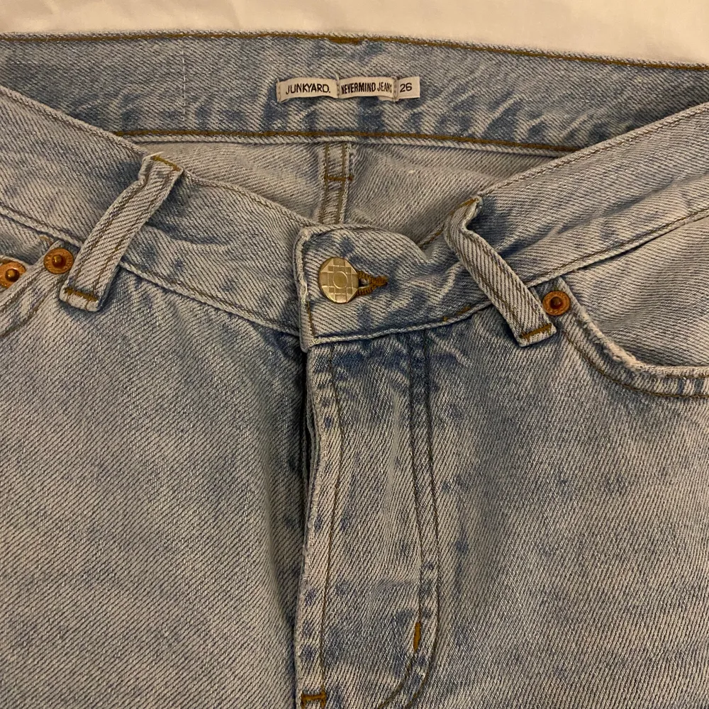 Junkyard Jeans💙 Strl 26 Populära Nevermind jeans från Junkyard! Sparsamt använda men hällorna är lite ”böjda” eftersom de är lite stora för mig och jag har knutit ihop de med skösnöre som skärp! 💖. Jeans & Byxor.