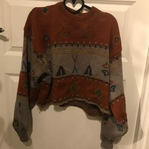 Grandpa sweater stickad och croppad. Varm och mysig köpt secondhand storlek M/L