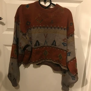 Grandpa sweater - Grandpa sweater stickad och croppad. Varm och mysig köpt secondhand storlek M/L
