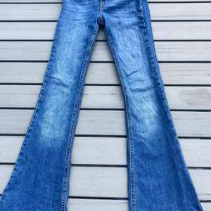 Blåa jeans från gina tricot i storlek xs