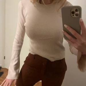 Mjuk stickad tröja  - HÄR ÄR DEN, den peRFEKTA mjuka gosiga vardagströjan. Matchas lämpligen med gosjackan på annonsen innan?¿ ja, en vanlig beige fin tröja tänker ni men nej! TRUMPETÄRM… oj oj oj, inte kan ni missa detta. Den sticks inte ett uns, har inte nopprat, haft den i garderoben LÄNGE och aldrig blivit otrendig. Ja ni fattar, löp och köp 💰 från bikbok. Kan mötas upp i Stenungsund eller Göteborg, annars tillkommer frakt.