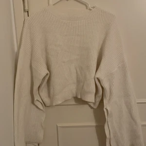Croppad stickad vit tröja med slits - Säljer nu denna tröja då jag inte känner att den kommer till användning! Bra material och väldigt skön. Långa ärmar med en hög slits på 20 cm, riktig snyggt till en kjol eller ett par jeans!😊 använd runt 5 gånger! KAN GÅ NER I PRIS MED SNABB AFFÄR
