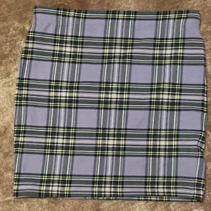 L - Lila rutig kjol snygg att ha på sommaren😄 säljer pga ingen andväning😊