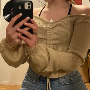 Beige tröja - En jättemysig beige tröja från madlady, aldrig använd 