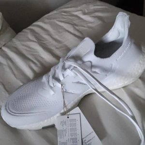 Adidas ultra boost 21 - Storlek 42 o 2/3, helt nya prislappen sitter kvar, köpte dom för 2000kr, kan posta om köparen betalar frakten