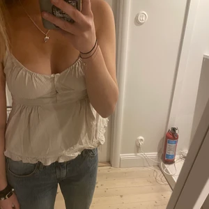 Linne - Säljer detta super snygga linne från Brandy Melville som är slutsålt ⭐️bara använd ett par fåtals gånger, skriv vid intresse eller för fler bilder💕