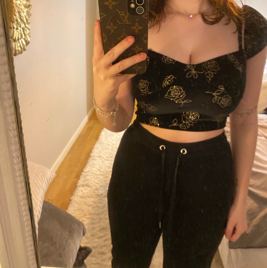 Topp i svart med guldiga rosor - 90