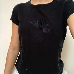 Svart NIKE t-shirt med svart tryck! Egentligen barn-storlek, men passar XS/S!