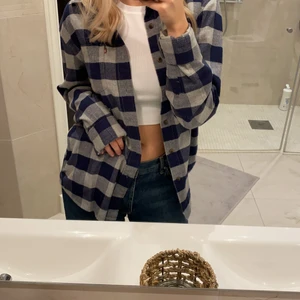 Rutig tröja/ skjorta 💙🤍 - Säljer denna fina och mjuka rutiga tröja från Lexington💙🤍 storlek M, använt endast fåtal gånger