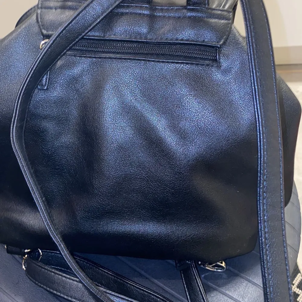En Ryggsäck gjord av läder ny inte använd  svart passar till resa  . Väskor.