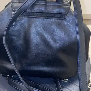 En Ryggsäck gjord av läder ny inte använd  svart passar till resa  