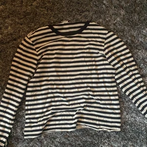 Randig tröja - monki  - En randig tröja ifrån monki, stlr S! 