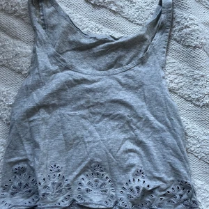 Grått linne - Sött kort linne med detaljer.  Lappen är avklippt men skulle säga att den är som en M/L.