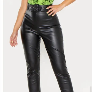 Leather trousers 🖤 - Svarta skinn byxor med bälte. Superfina aldrig använda endast testade. 