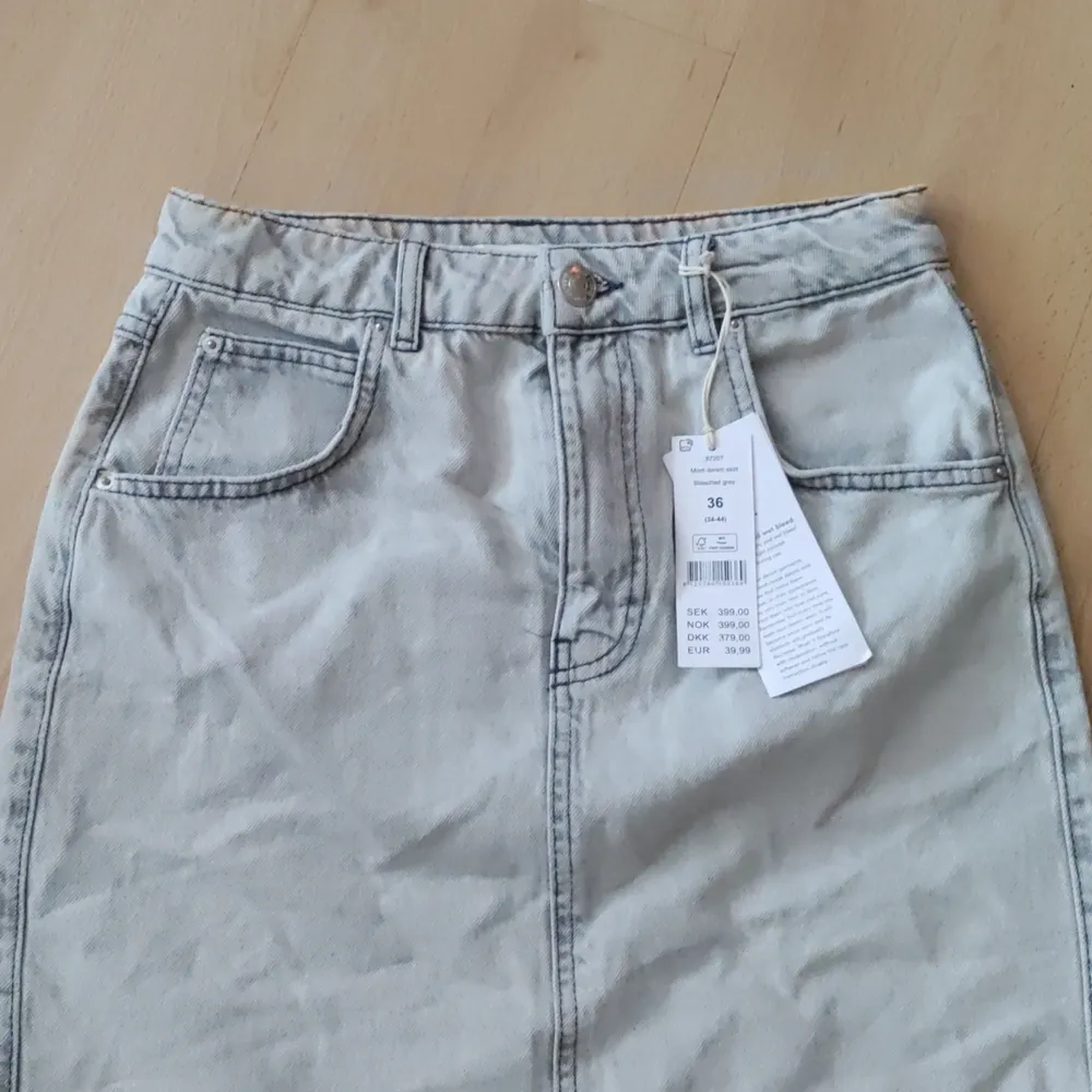 En jättefin jeans kjol från Gina Tricot i stl 36 aldrig använd endast testad har lappen kvar modellen heter Mom denim skirt i färgen Bleached Grey. Nypris var 399 kr jag säljer den för 180 kr och köparen står för frakten😊. Kjolar.