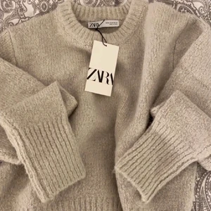 Stickad tröja zara - Säljer nu min beiga stickade tröja från zara. den är i storlek M men liten i storleken så passar från xs-m ungefär. Den är slutsåld. I nyskick då jag knappt använt den. ⭐️