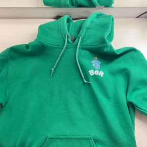 Hoddie med tryck - Skitcool hoddie som är köpt här på plick, tyvärr är den lite för liten för min smak (är 165 brukar ha S/M) priset kan diskuteras! Fint skick !