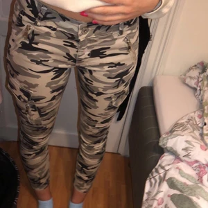 Camouflage byxor från tessie💕 - Säljer dessa camouflage byxor som är köpa på tessie och inte längre kommer till användning. Färgerna är beige, grå och svart med silverdragkedjor. Märket heter lexxury 💓 Jag är 176cm som referens och de är lite korta på mig. Storleken är large men de passar mig som i normala fall bär S i byxor. Köparen står för frakt!💕