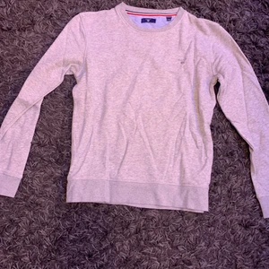 Grå Gant sweetshirt,(xs) - Grå Gant sweetshit, andvänd fåtal gånger är i fint skick, storlek xs.