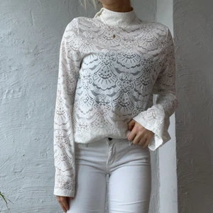 fin vit topp i spets - säljer denna superfina topp då den inte kommer till användning💜 väldigt trendig med vida armar! skulle passa S/M och är i perfekt skick💫