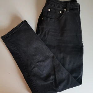 Gråsvarta Cheap Monday jeans - Gråsvarta mom jeans från Cheap Monday, inköpta från Sellpy men var för stora så inte kommit till användning hos mig. 