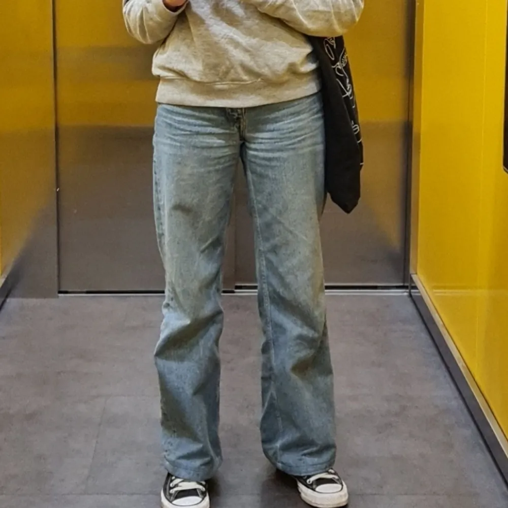 Ljusblåa vida jeans från monki i modellen Yoko. Jag har själv sytt upp dem, jag är 160 cm lång och dem passar perfekt i längden. Dem har lite slitningar bak på fickorna men annars så är dem i bra skick. 💘 Skriv privat om ni vill ha fler bilder på byxorna.. Jeans & Byxor.
