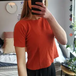 Varm och mjuk orange t-shirt 100% ull