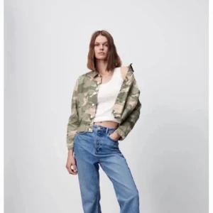 Jacka Zara - En urgullig jacka ifrån zara, köpt för 559kr aldrig använt! Lapp finns kvar. Storlek M men passar en S, pris kan diskuteras! Skriv för fler bilder💓