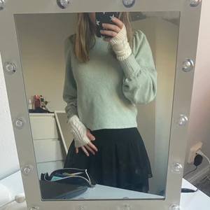 Gullig tröja med puffarm ifrån gina - Tröjan är ifrån gina i storlek xxs men sitter mer som en xs skulle jag säga. Den är i fint skick, sitter snyggt men kommer inte längre till andvändning och därav säljs den. 