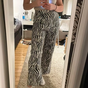 Zebrabyxor  - ascoola zebrabyxor i storlek 36, passar 38 och troligen även 40. Jag är 167 cm lång