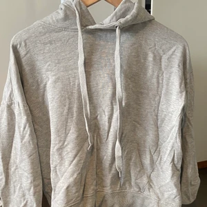 Grå hoodie - Säljer nu denna gråa Hoosiers från lager 157 då jag har använt den ca 3gånger den har bara legat längst in i garderoben så nu hoppas jag den kommer till användning hos någon annan🤍