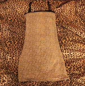 Blommig klänning - Tight klänning i blommigt material❤️ brun/beige färg