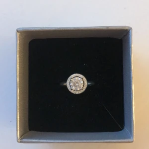 Guldfynd silver ring, strlk 16 - I väldigt fint Skickt, bara använd ett få tal gånger. Pris kan diskuteras 