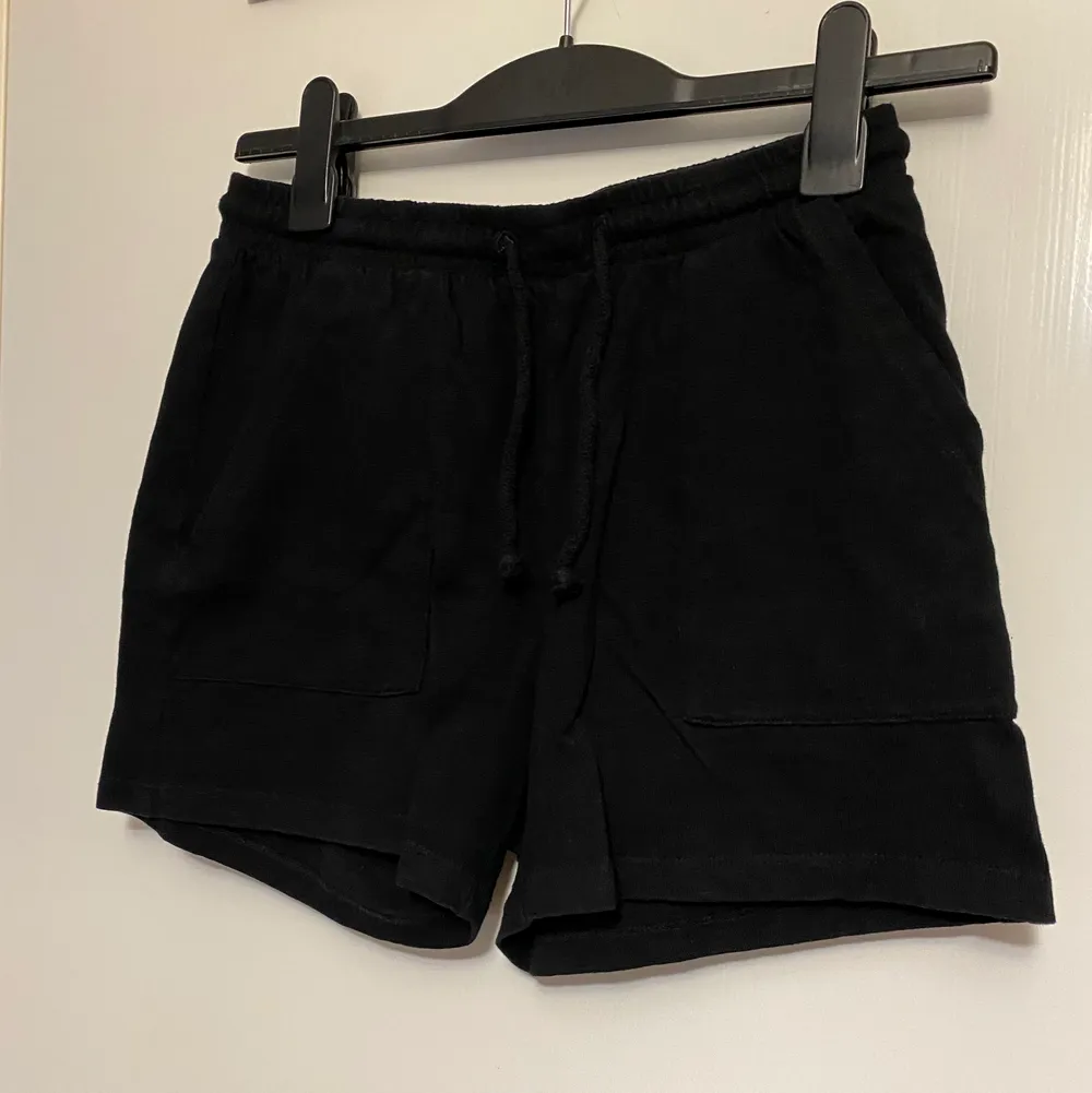 Svarta Shorts från New Yorker, storlek M. Fickor på sidorna. Luftiga, sköna/mys shorts. Använt tidigare 2 gånger.. Shorts.