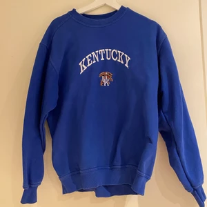 Vintage sweatshirt  - Super cool! I tjockt material och sitter oversize på mig som har S!💓