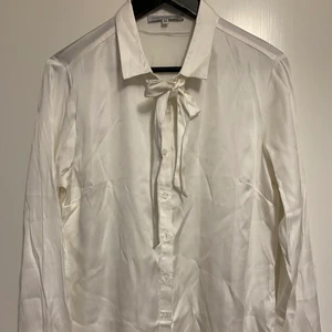 Skjorta storlek M - Okänd märke. Vit skjorta i storlek M. Bra skick