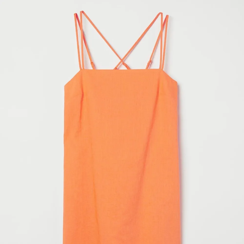 En as snygg klänning från H&M. Köpt för 249kr, säljer för 99kr+ frakt. Klänningar.