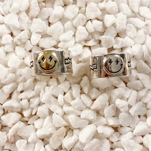 Smiley ringar  - Jättefina trendiga smiley ringar i rostfritt material! Handla här eller hos www.tinsel.se 🤍