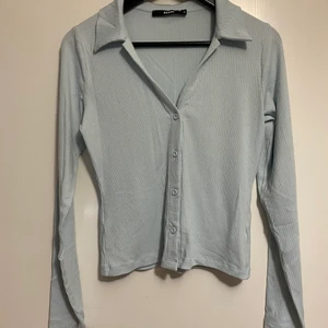 BikBok tröja i storlek M - Fin ljusblå ribbad tröja från BikBok i storleken M. Använt endast 1 gång tidigare.