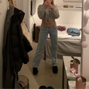 Lågmidjade jeans😍😍 - Säljer ett par jättefina lågmidjade jeans från weekday i modellen Arrow💞💞 säljer pga för lite användning. Jeansen är aldrig använda ute utan bara på dessa bilderna❤️ skriv för närmare bilder! Dom är ganska små i storleken.