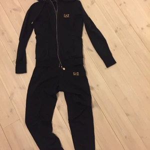 EA7 set S - Hej! Nu säljer jag mitt fina EA7 set. Det är storlek S men passar M också. Setet är jätte fint och använd max fem gånger! Kommer passa dig som är mellan 159 till 170 cm lång. Det är äkta, vid frågor eller funderingar hör av er!💕