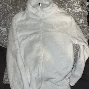 Vit fluffig kofta - Vit fluffig kofta i storlek 146 barnstorlek, alltså kort i armarna för vuxen.