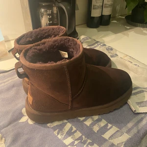 Uggs mini bruna  - Säljer mina mörkbruna uggs eftersom att jag vill ha en annan färg. Storlek 38 och inköpta för något år sedan och använda en del (se skicket bättre på bilderna)🥰 fraktar spårbart med postnord 